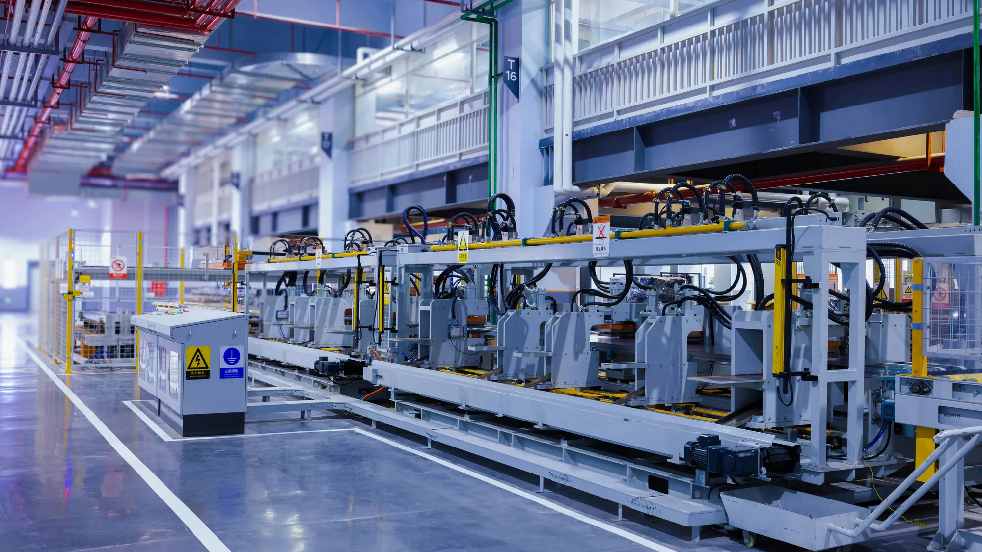 Una linea produttiva automatizzata in uno stabilimento industriale.