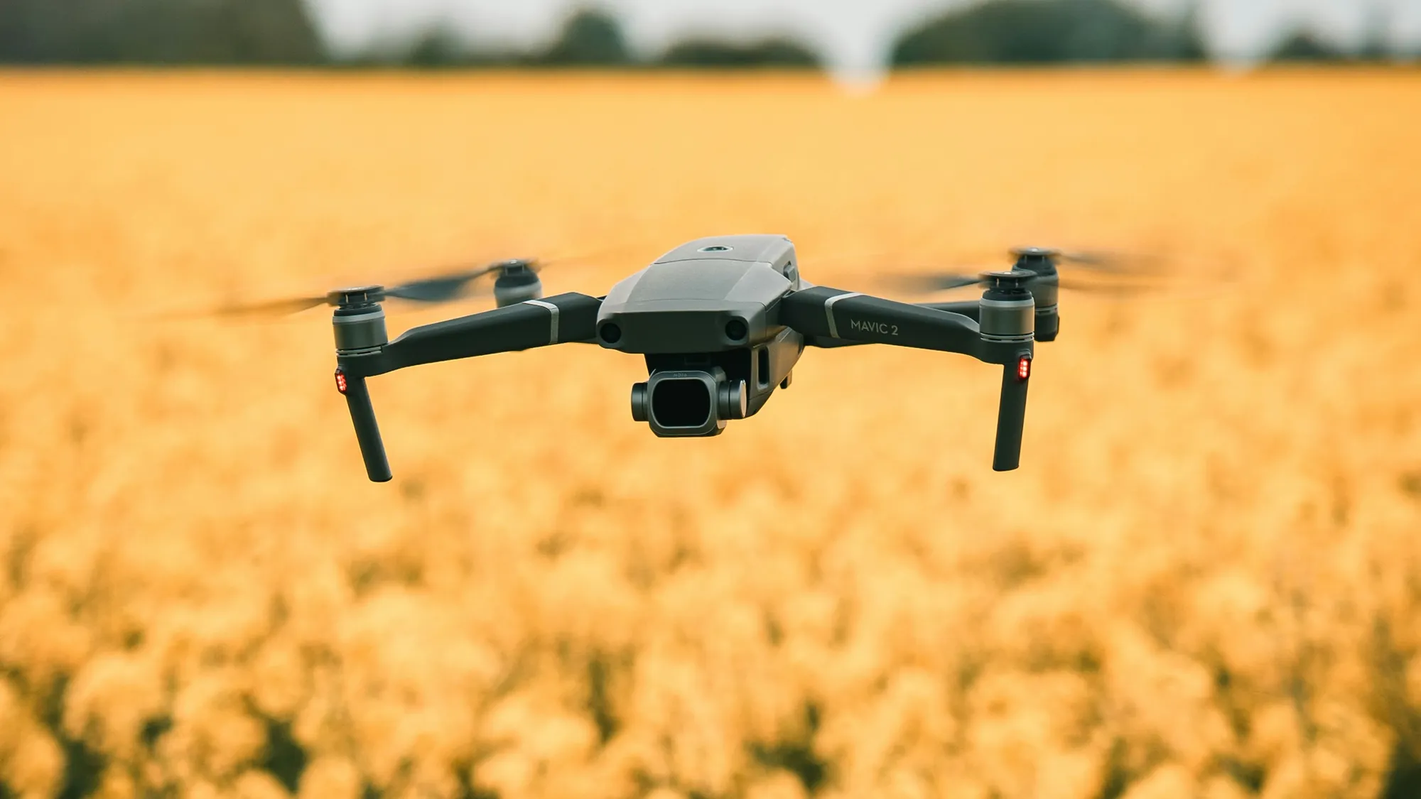 Un drone sorvola un campo durante un’attività di osservazione.